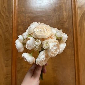 FLORALS & VASES